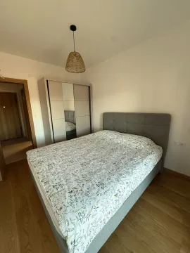 Spavaća soba sa bračnim krevetom i garderoberom. - image 3