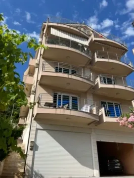 Spoljašnji izgled višespratne stambene zgrade sa terasama i garažom u prizemlju. - image 11