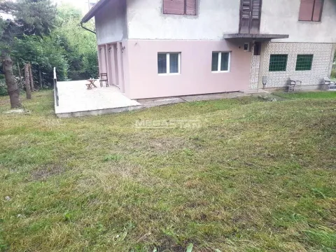 Pogled na dvorište i spoljašnjost kuće sa travnjakom. - image 12