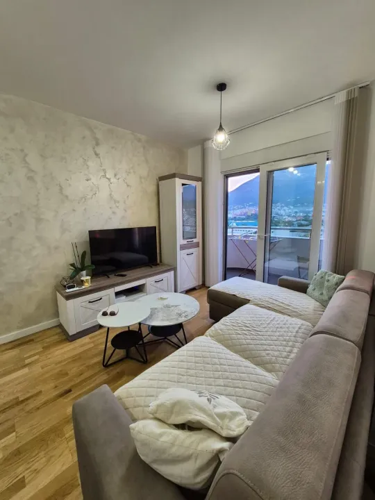 Izdavanje, jednosoban stan, 45m², Centar, Bar