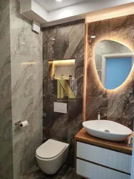 Moderno kupatilo sa umivaonikom, WC šoljom i osvetljenim ogledalom. - image 8