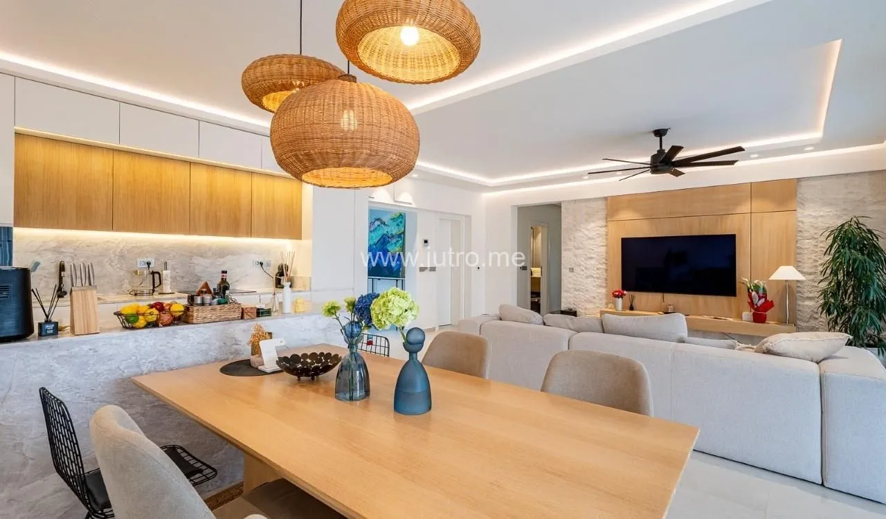 Prodaja, dvosoban stan, 122m², Centar, Tivat