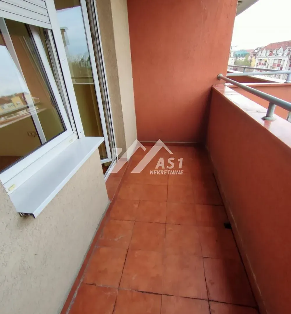 Izdavanje, četvorosoban stan, 103m², Detelinara, Novi Sad Sve Podlokacije