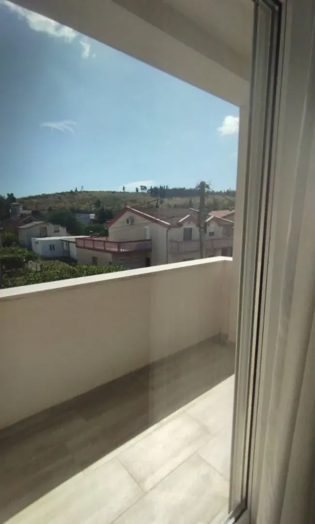Izdavanje, trosoban stan, 100m², Zagorič, Podgorica
