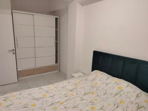 Spavaća soba sa bračnim krevetom i belim garderoberom. - image 10