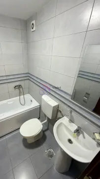 Manje kupatilo sa kadom, umivaonikom i toaletom. - image 6