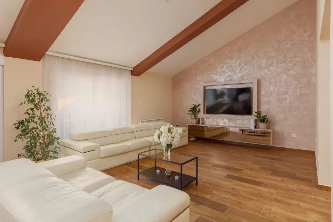 Izdavanje, kuća, 250m², Dobrota, Kotor