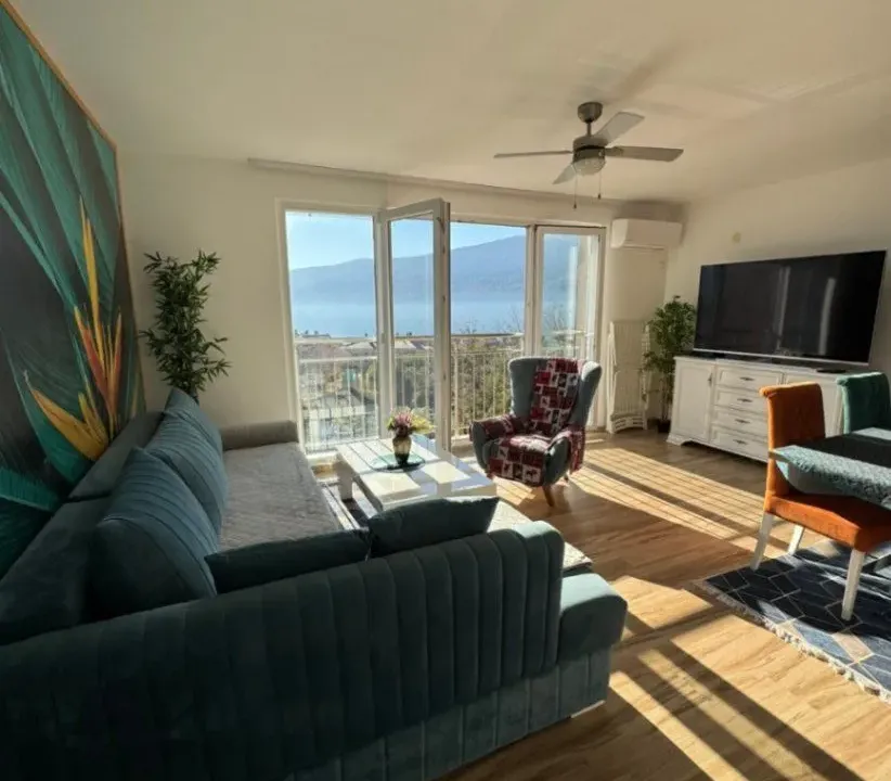 Izdavanje, dvosoban stan, 65m², Baošići, Herceg Novi