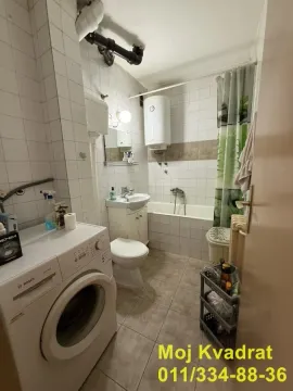 Manje kupatilo sa kadom, umivaonikom, toaletom i veš mašinom. - image 5