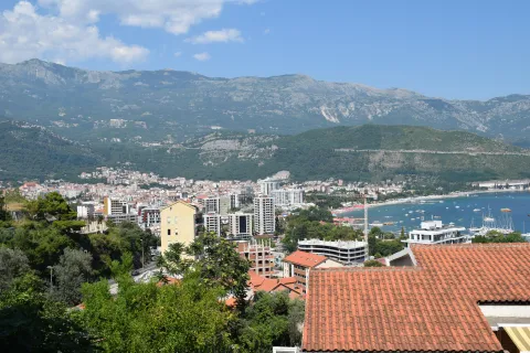 Pogled na grad, obalu i planine sa nekretnine. - image 5
