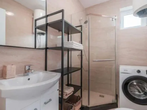 Rent, two bedroom apartment, 75m², Budva, Crna Gora - image 7