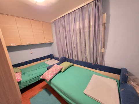 Dječja spavaća soba sa dva kreveta i ugradnim ormarom. - image 12