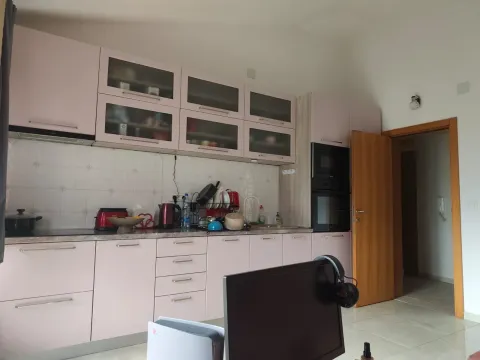Moderna kuhinja sa roze elementima i ugradnim uređajima. - image 11