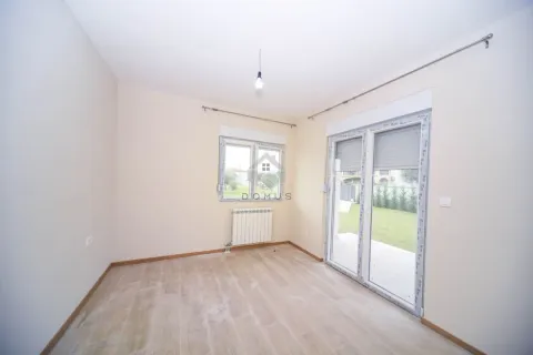 Empty unfurnished room with laminate flooring and access to the terrace. - image 7