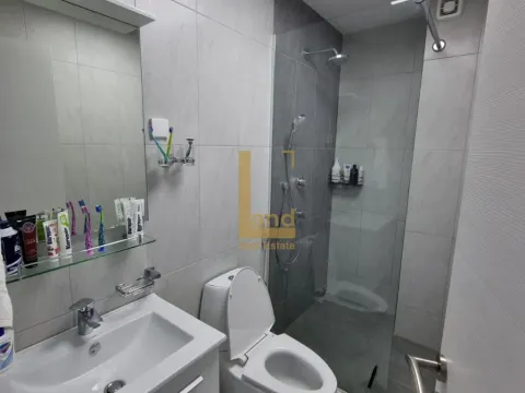 Moderne kupatilo sa tuš kabinom, umivaonikom i WC šoljom. - image 7