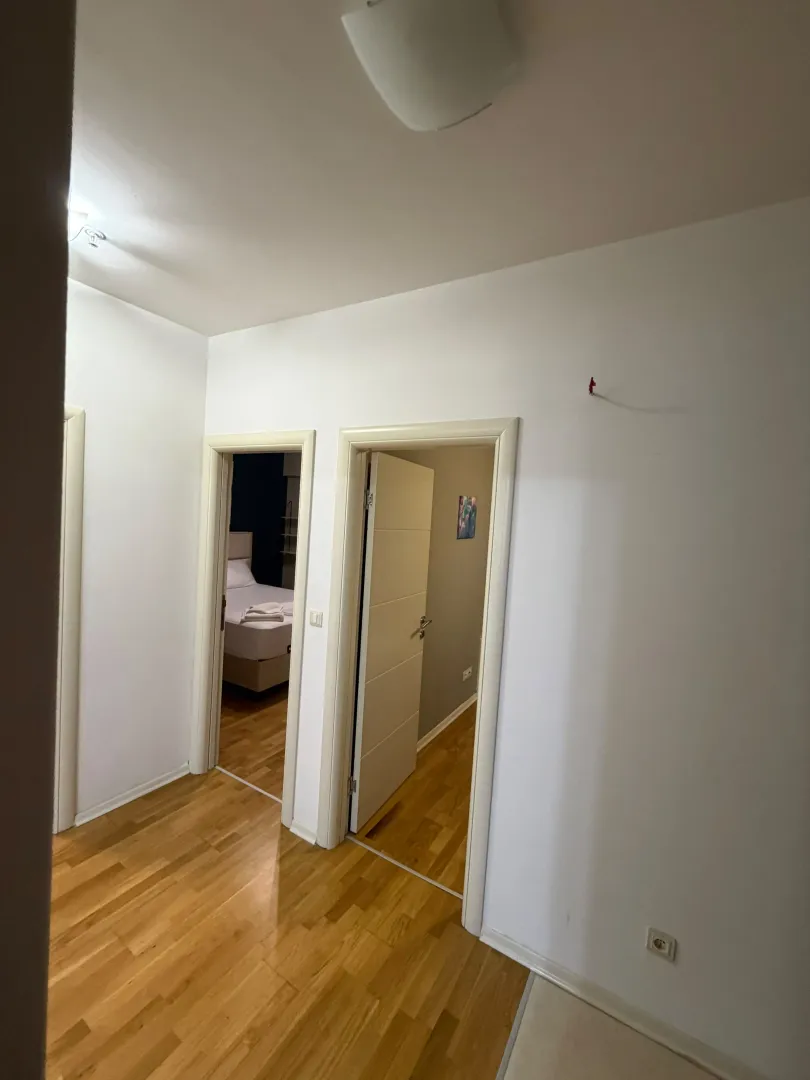 Izdavanje, dvosoban stan, 77m², Bečići, Budva