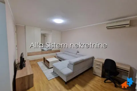 Dnevna soba sa garniturom, radnim stolom i ugrađenim plakarom. - image 6