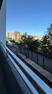 Pogled sa balkona na ulicu i okolne zgrade. - image 11