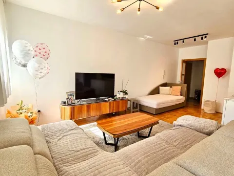 Prodaja, trosoban stan, 95m², Stari Aerodrom, Podgorica - image 2