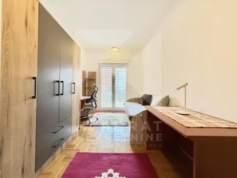 Namještena spavaća soba sa velikim ormarom, krevetom i radnim stolom. - image 10