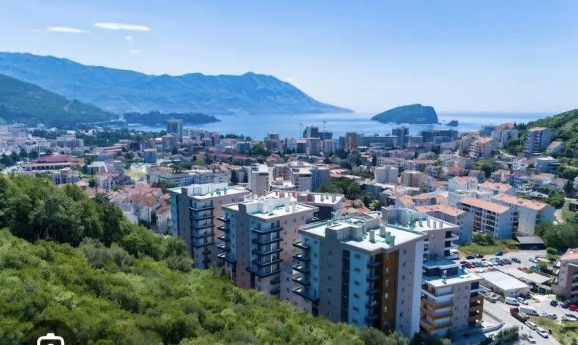 Pogled iz vazduha na grad, more i okolne planine.