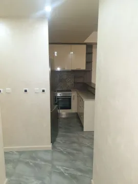 Svijetla kuhinja sa modernim elementima i ugradnom tehnikom. - image 4