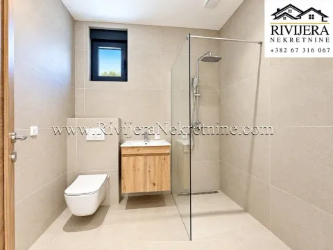 Moderno opremljeno kupatilo sa tuš kabinom, umivaonikom i toaletom. - image 5
