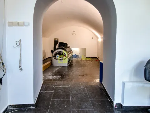 Izdavanje, poslovni prostor, 80m², Centar, Podgorica - image 8