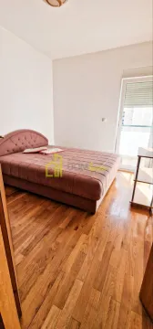 Spavaća soba sa bračnim krevetom i izlazom na terasu. - image 7