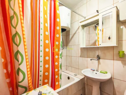 Kupatilo sa kadom, umivaonikom i ormarićem sa ogledalom. - image 2