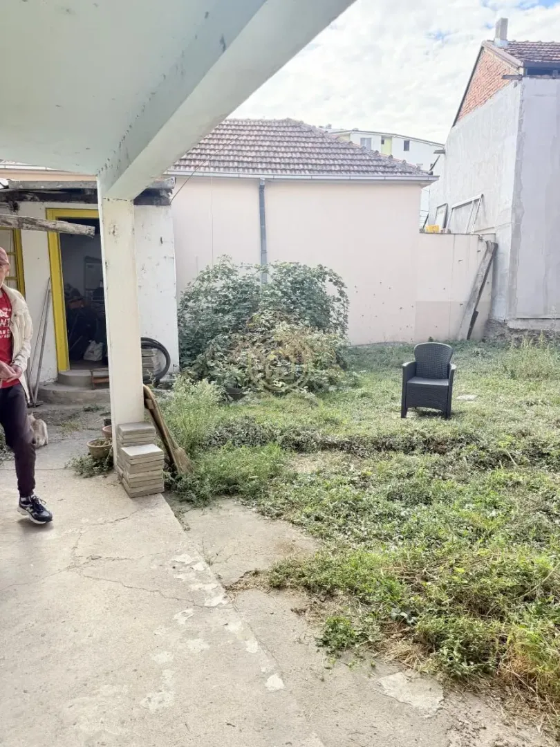 Pogled na dvorište i okolne objekte sa natkrivene terase.