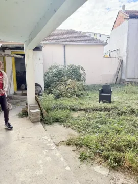 Pogled na dvorište i okolne objekte sa natkrivene terase. - image 12