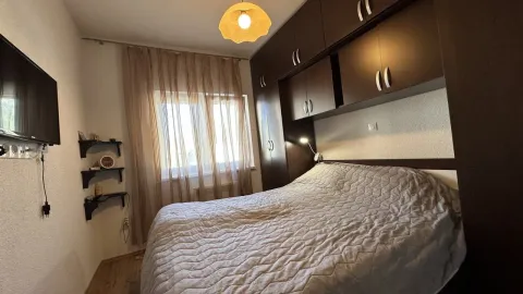 Namještena spavaća soba sa bračnim krevetom, prozorom i velikim ugradnim garderoberom. - image 6