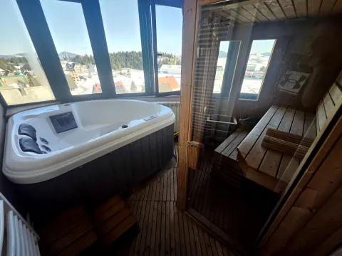 Kupatilo sa hidromasažnom kadom i saunom pored velikih prozora sa pogledom na planinu. - image 11