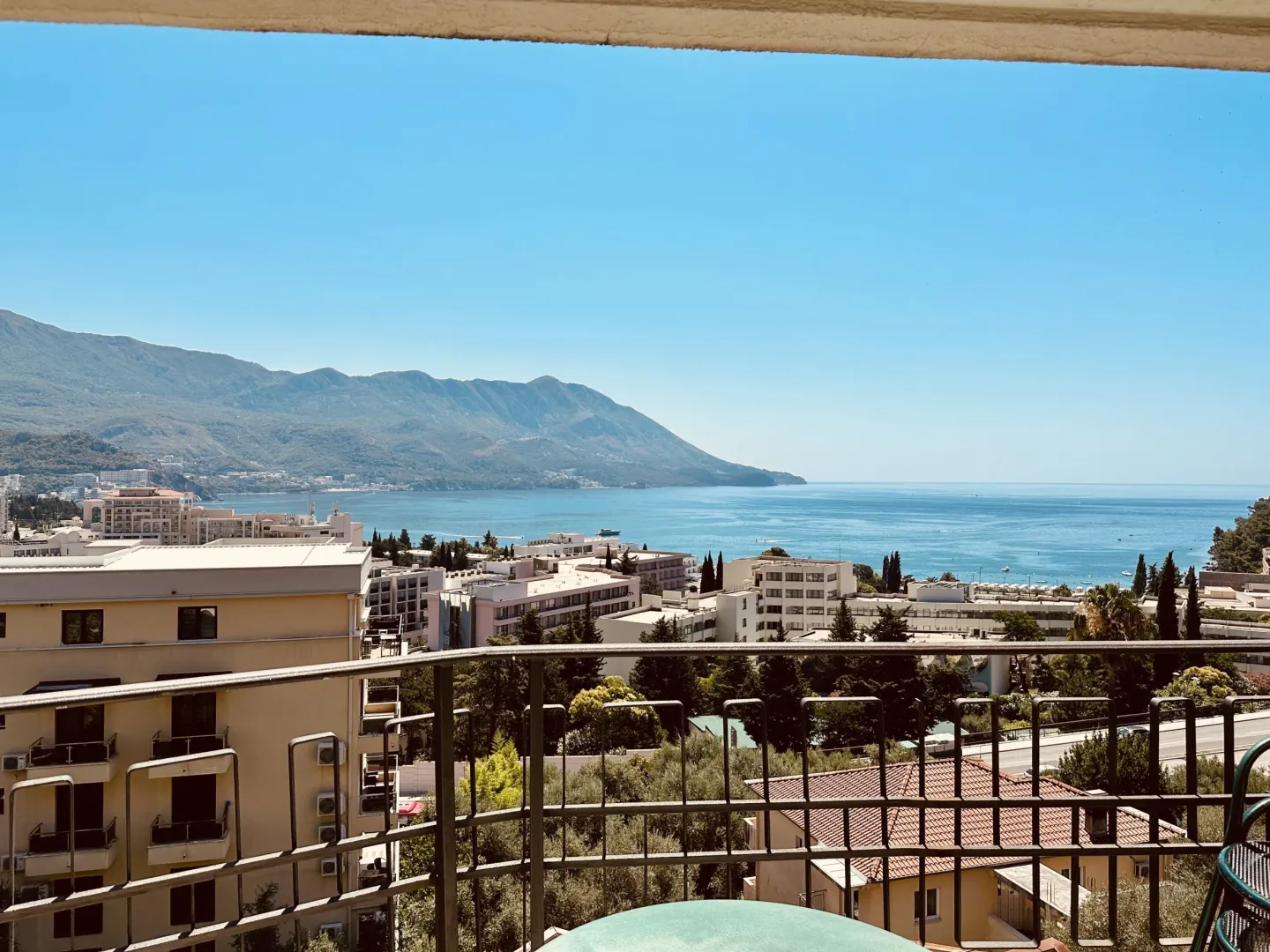 Izdavanje, dvosoban stan, 47m², Bečići, Budva