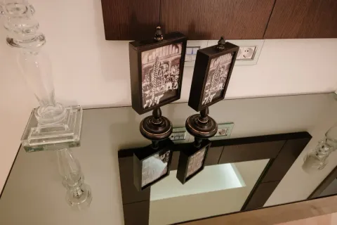 Ukrasni detalji i ramovi za slike na konzolnom stolu sa ogledalom. - image 13