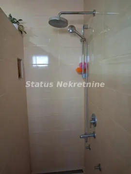 Kabina za tuširanje sa tuš-baterijom i pločicama u bež tonovima. - image 15