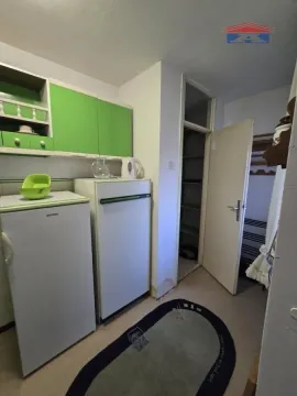 Manja kuhinja sa zelenim elementima i frižiderom. - image 6