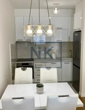 Kuhinja sa trpezarijom i bijelim elementima. - image 3