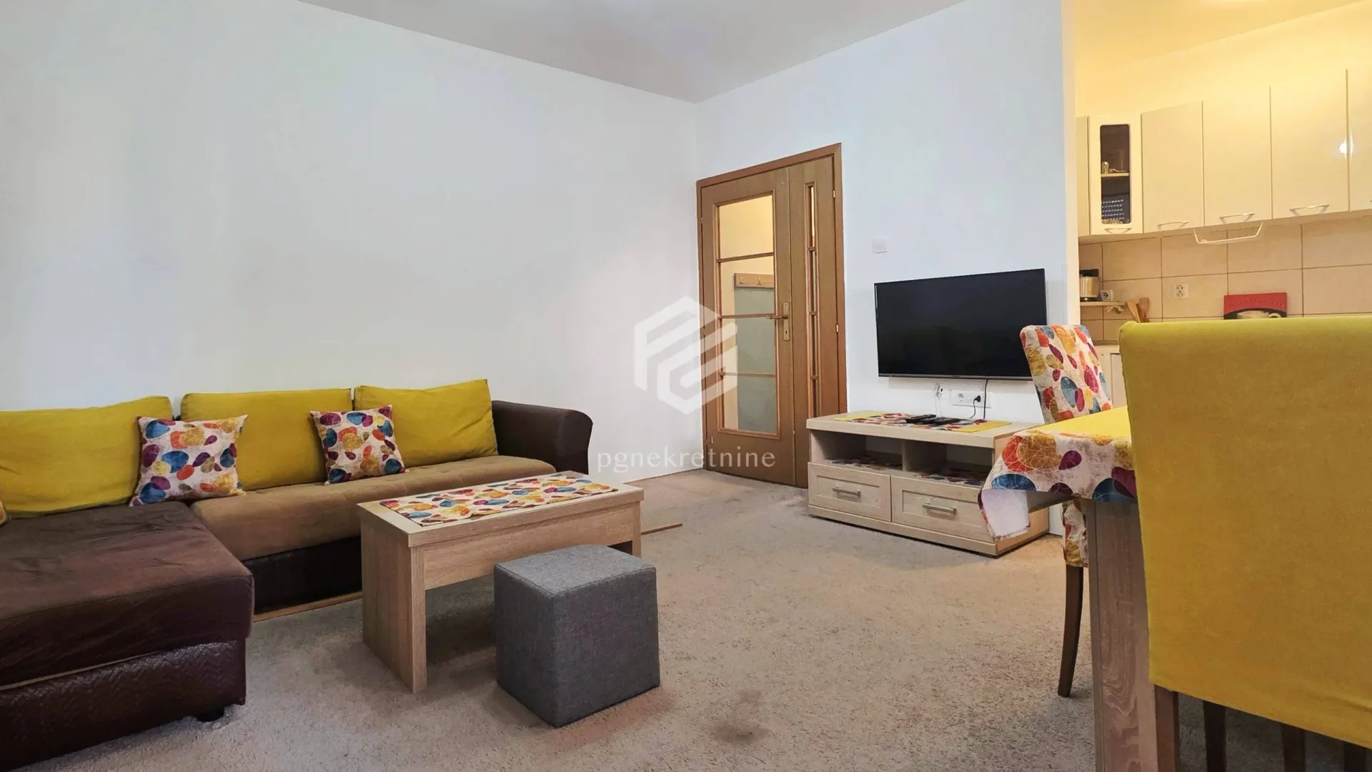 Izdavanje, dvosoban stan, 60m², Blok 9, Podgorica