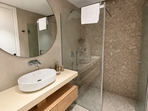 Moderne kupatilo sa umivaonikom i tuš kabinom. - image 8