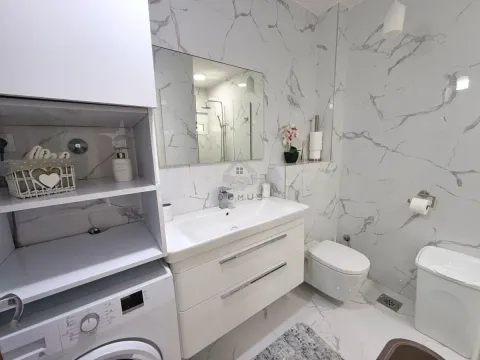 Moderno opremljeno kupatilo sa umivaonikom, WC šoljom i veš mašinom. - image 10