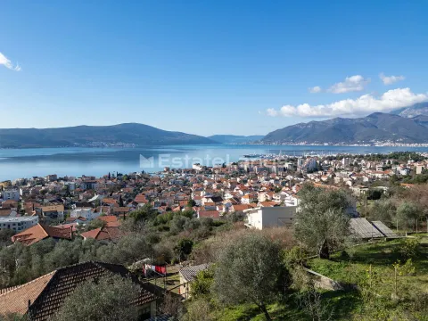 Pogled na grad, zaliv i okolne planine sa terase. - image 2