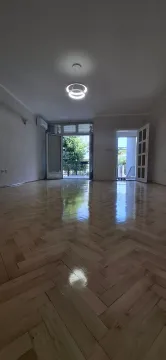 Prazna soba sa drvenim parketom i izlazom na terasu. - image 6