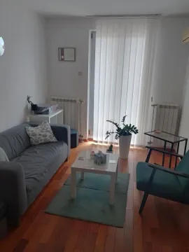 Manja dnevna soba sa garniturom za sedenje i izlazom na terasu. - image 3