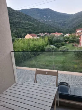 Pogled sa terase na zeleno dvorište i planine u pozadini. - image 2