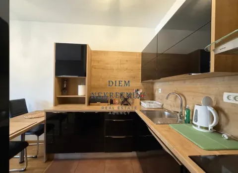 Modern kitchen with wood-tone elements and black fronts. - image 5