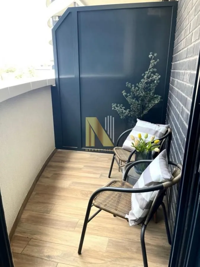 Manji uređeni balkon sa dve stolice i stočićem.