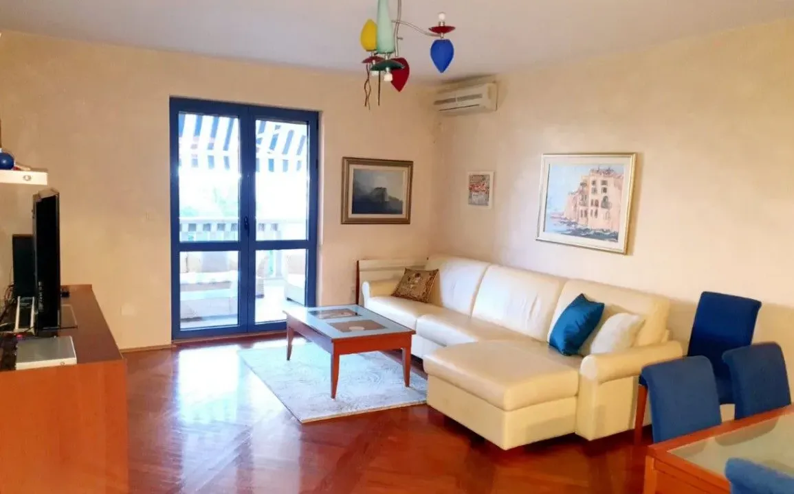 Izdavanje, dvosoban stan, 81m², Pržno, Budva