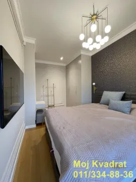 Moderna spavaća soba sa bračnim krevetom, garderoberom i modernim lusterom. - image 9